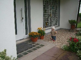 Felix vor der Haustür.JPG