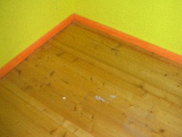 Schlafzimmer (Aufkleberreste am Fußboden).jpg