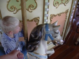 Auf dem Dampfkarussell aber nur mit Mama`s Hand :-)