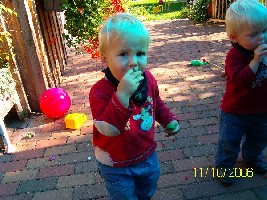 Florian (kaut gerade einen Apfel)