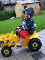 mausi auf ihrem traktor