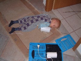 Yannis zwischen Tür und Angel