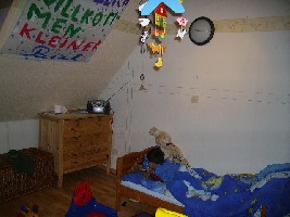 An der Wand komt das Bett dann