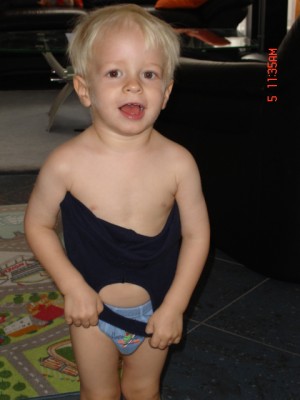 luca zieht sich selber an. klappt aber manchmal noch nicht so wirklich.