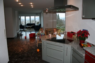 Zwergenfrühstück (Blick von der Küche ins Wohnzimmer)