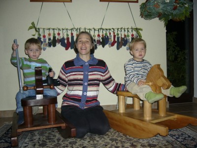 Tilman, ich und Konrad vor dem Adventskalender aus gestrickten Babysocken