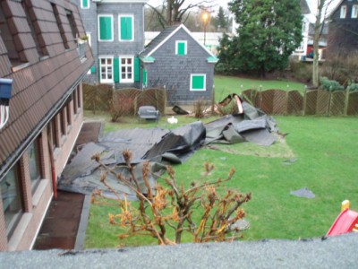 Der Garten von unserer Terrasse aus gesehen. Da liegt das Dach, wo jetzt auch die ganzen Dachziegeln von fehlen.