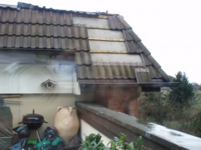 Das Seitendach, wo ca. 15 Dachziegeln heute Morgen fehlten.