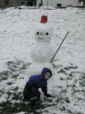 Vincent beim Schneemann-Bau