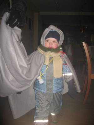 nach dem es Ruben so zu kalt wurde, bekam er auch noch ein Deckenumhang..hier der Einmarsch ins Restaurant