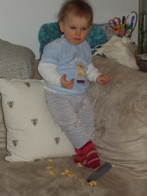 hier hat madam sich die chips tüte gemopst und erstmal genüsslich gegessen und alles auf der coutsch verteilt. *grummel* :-)