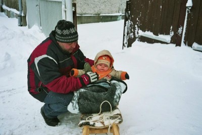 Tobi mit Papa auf Schlitten.JPG