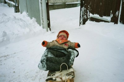 Tobi auf Schlitten.JPG