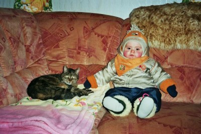 Tobi auf den neuen Sofa mit Kater Felix.JPG