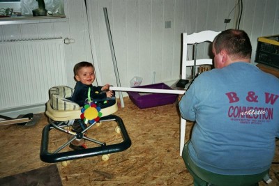 Tobias mit papa beim Bauen.JPG