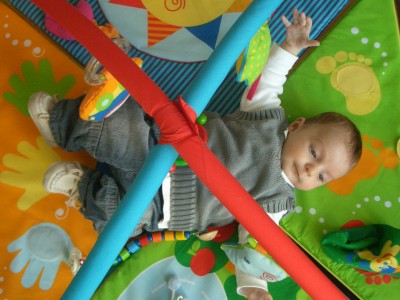 Hier seht ihr mich unter meinem Mobile beim Spielen. Wenn ihr mich hören könntet, wie ich dabei juchze