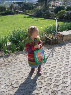 Emelie bei Beginn der Eiersuche