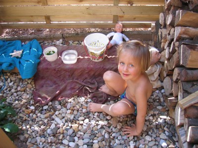 Und das ist deine Schwägerin Emelie, die kann gut Gänseblümchensuppe und Sandkuchen kochen (hier für ihre Puppe, die Geburtstag hatte) man beachte die Tischdeko