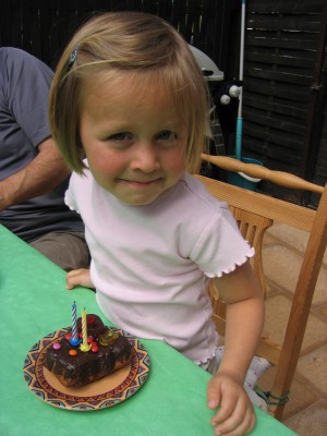 Emelie wollte halt auch Geburtstag haben... und hat sich selbst nen Kuchen gemacht ;o)