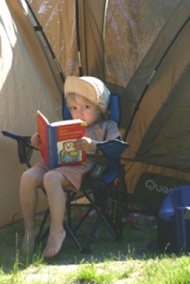 Siesta mit Buch am Zelt