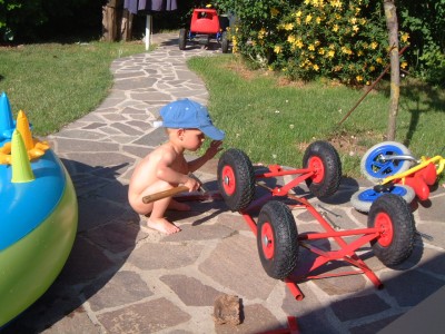 Yannis als Nackt-Automechaniker