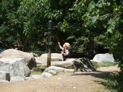 Linus an der Wasserpumpe