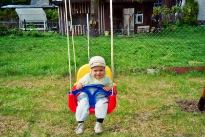 Beim Schaukeln im Garten.JPG