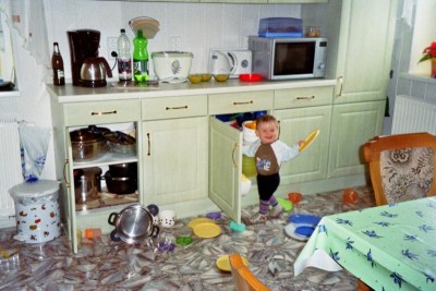 Tobi beim Schrankausräumen.JPG