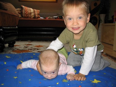 großer Bruder und kleine Schwester...