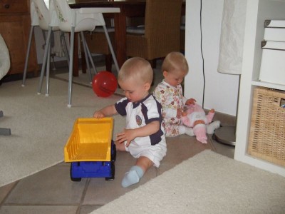 Eine Puppe und ein Bagger von Mama und Papa