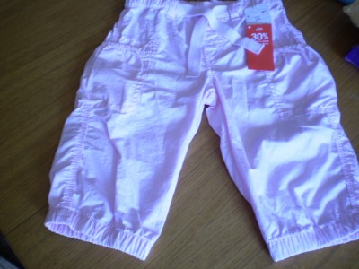 eine rosa Dreiviertelhose