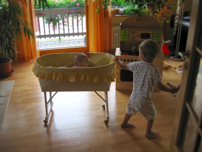 Max bei seiner Lieblingsbeschäftigung &amp;quot;Mia schieben&amp;quot;