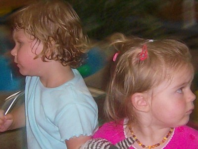 so sehen müde getobte Kinder aus