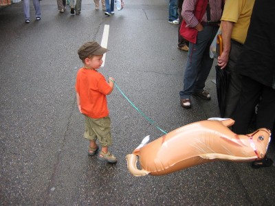 Max mit seinem &amp;quot;Pferd&amp;quot; (gespendet by Ur-omi *g*...mir war´s zu teuer..)