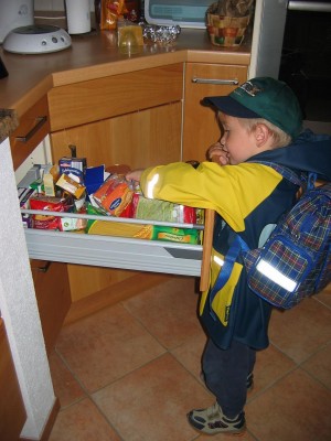 noch ein Leckeri für den Hund und dann geht´s Gassi....