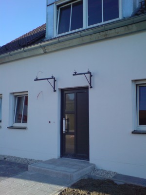 Eingangstür, obendrüber die Badfenster