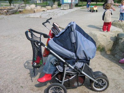 Huch!!! Ein Kinderwagen mit Gummistiefeln?!???