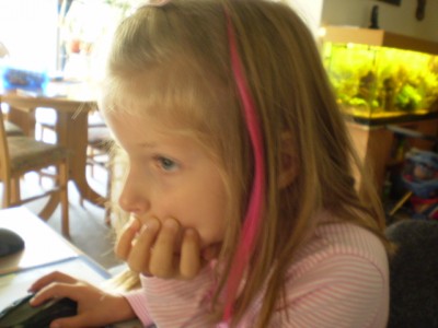 Vanessa spielt am PC: Felix der Hase - rund um die Welt