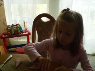 Vanessa schnippelt den Schinken für die gewünschten Schinkennudeln. Ähm, Sauerei auf den oberen Bildern nicht so beachten - bei uns steht alles mögliche rum....