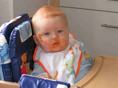 Ich hatte heute keinen so großen Hunger und wollte lieber selbst mit dem Löffel essen. Da habe ich kurzerhand Mama den Löffel abgenommen...