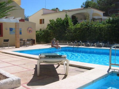 Max und Sims am kleinen Pool