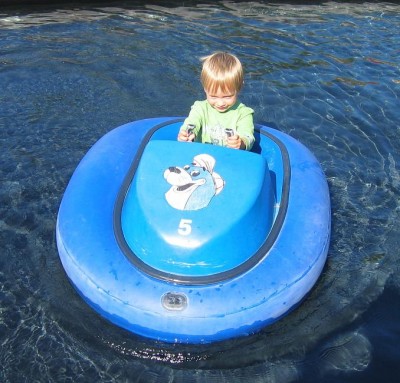 jetzt fährt er schon Boot ;-)