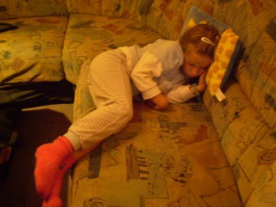 Um halber zehne war Ruhe im Haus. Wundere mich immer wieder wie sie schlafen kann, total quer -sind im Sitzen die Augen zu gegangen