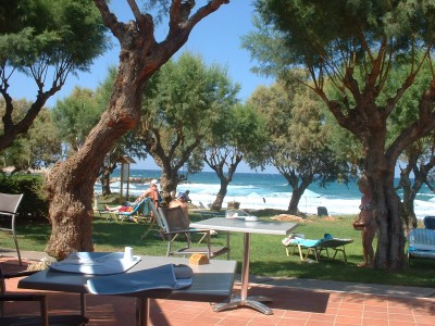 An der Pool-Bar - Hintergrund das Meer