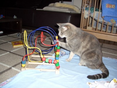 Mia übt an der Motorikschleife