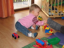 Hihi, ich zwicke Papa in den Fuß. Der qieckt dann immer so lustig.