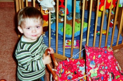 Unser Tobi puppt, oder besser bärt mit seinem Tedybär!!!.JPG