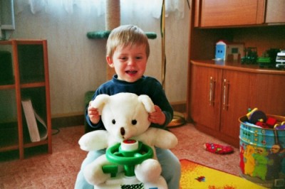 Tobi fährt mit Bär Auto!.JPG