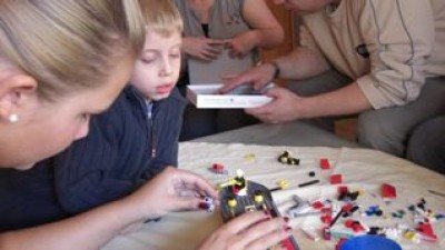 Ninchen und mein Neffe mit Geburtstagsgeschenk.jpg