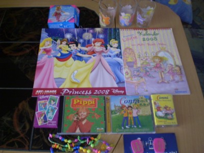 Alles was es von der Prinzessin gab, was zum Basteln und neben dem Basteln kann dann auch noch zugehört werden: